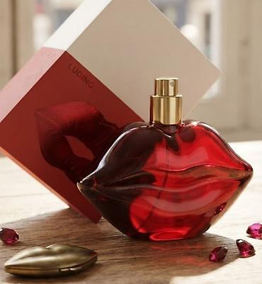 givenchy l'interdit lilly: Parfem LUDING – toaletna voda u jedinstvenom flašonom u obliku usana — 1