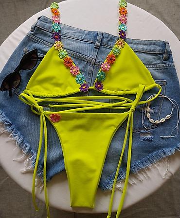 pink za fleki: Neon žuti dvodelni bikini sa cvetnim detaljima - Model: trouglasti — 4