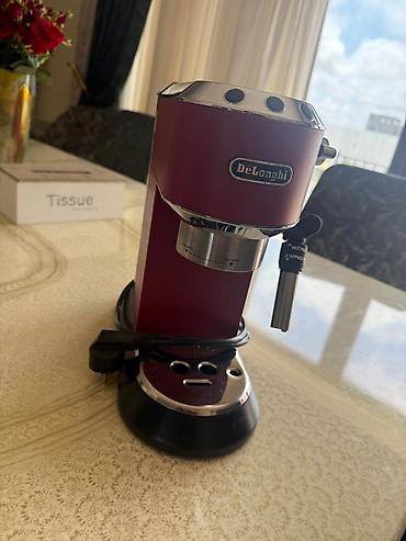 delonghi: DeLonghi markalı qırmızı espresso qəhvə maşını. Bu kompakt model evdə — 2