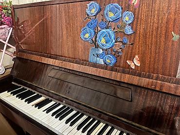 saz: Upright piano – klassik taxta korpus, parıltılı tünd-qəhvəyi finiş. - — 1