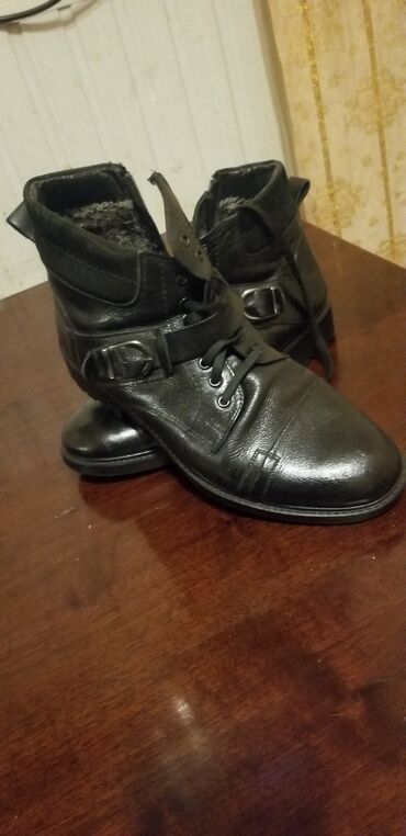 теплые мужские тапочки: Qara dəri kişi botu - Material: parlaq teksturalı qara dəri içlik