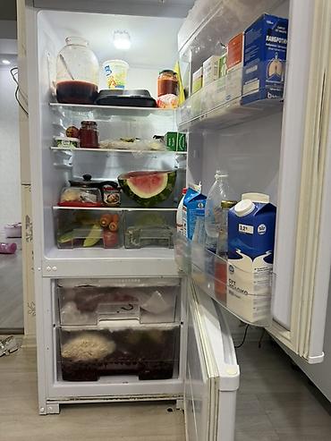 mini refrigerator: Холодильник двухкамерный, белый, с нижней морозильной камерой — 3