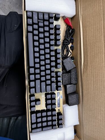 наклейка на клавиатуру: Клавиатура, Bloody, Механическая, Проводное подключение, Размер: 100%