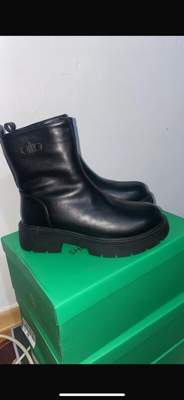 кошелек кожа: Женские черные кожаные ботинки на массивной подошве. Характеристики