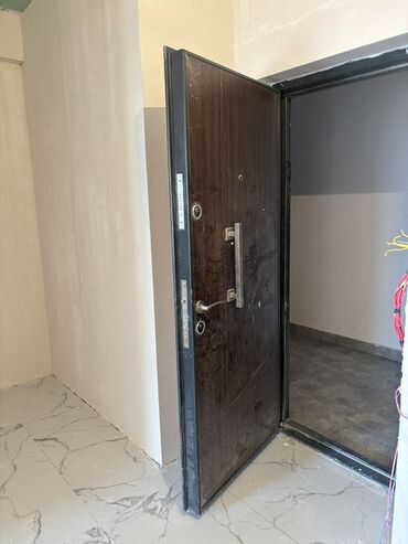 Furnitura və aksessuarlar: Tünd qəhvəyi rəngdə, metal çərçivəli təhlükəsizlik qapısı. Qapının