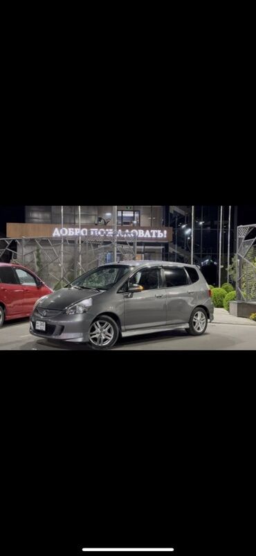 авто в рассрочку без банка рядом джал бишкек: Серый хэтчбек Honda Fit с пятидверным кузовом и аэродинамическим