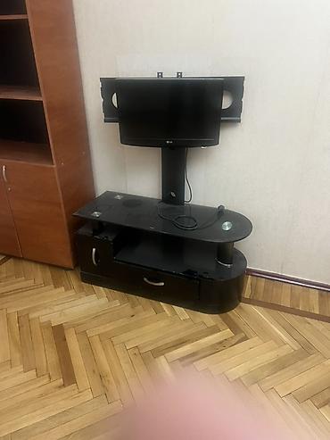 kündür: TV stend: - Rəng/material: qara, şüşə üst səth və plastik/metal — 1