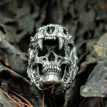 серебренные кольца: Кольцо - череп 
титановый массивный