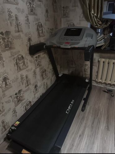 спорт школ: Беговая дорожка Chisim с электронным дисплеем, на котором отображаются