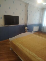 Uzunmüddətli kirayə mənzillər: Şəhərin mərkəzində 3otaqlı mənzil icarəyə verilir.İşığı suyu — 12