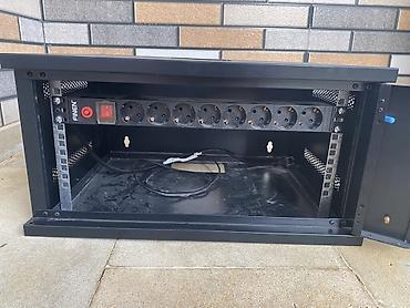 hava interneti: Divara quraşdırılan metal server/rack kabineti. Şəbəkə avadanlıqları — 2