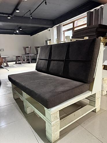 divan kafe: Palet əsaslı yumşaq oturacaq/divan - Konstruksiya: Ağ rəngdə boyanmış — 3
