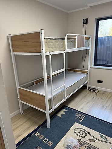 bunk bed: Двухъярусная металлическая кровать с декоративными вставками под — 3