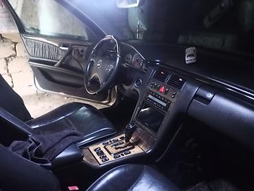 Mercedes-Benz: Mercedes-Benz E-Class (W210) sedan – ağ rəng. Xüsusiyyətlər: - Kuzov — 7