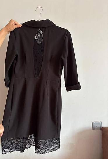 Qara rəngli zərif paltar - Model: düyməli, yaxalıqlı, dizə yaxın