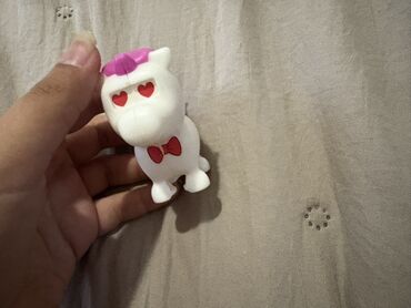 Oyuncaqlar: Uşaq oyuncaqları və fiqurlar dəsti Məzmun: - Kiçik plastik fiqurlar — 8