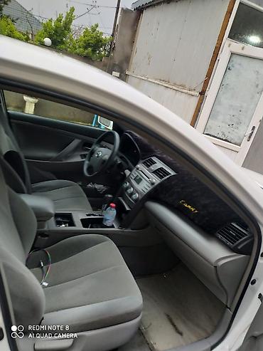panel pulsuz: Toyota Camry sedan – ağ rəng, geniş və rahat salon. Xüsusiyyətlər: - — 4