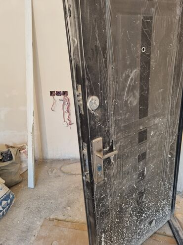 qapi tutacaqi: Salam.Təzə qapıdı hec bir prablemi yoxdu.Razılaşmaq olar .Ciddi