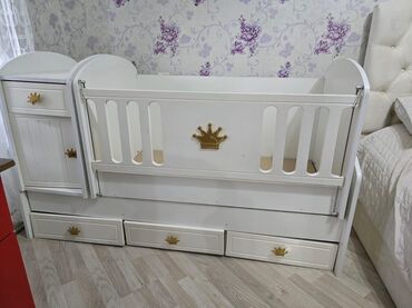 korpe uşaq şekilleri: Oğlan və qız üçün, İşlənmiş, Beşik, Matras ilə, Yellənmə mexanizm ilə
