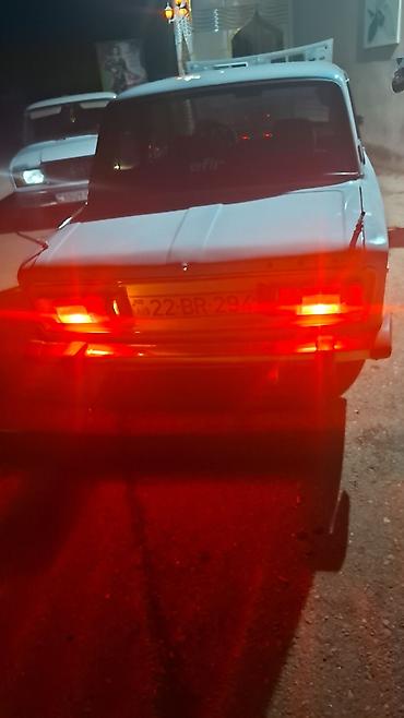 sirvan masin: Vaz 2106 (ağ rəng), arxa görünüşlü foto. Xüsusiyyətlər: - Arxa — 1