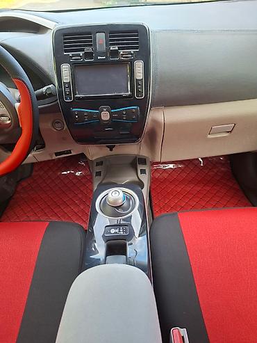 audi ucuz: Bu Nissan avtomobilinin interyeri qırmızı və qara rənglərdə tərtib — 3