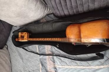 Tar: Tar — ənənəvi Azərbaycan simli musiqi aləti. Xüsusiyyətlər: - Korpus — 2