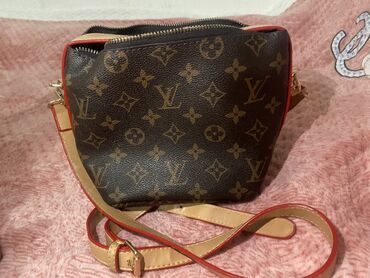 сколько стоят золотые обручальные кольца: Сумка через плечо от Louis Vuitton с узнаваемым логотипом-монограммой
