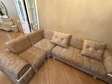 bag divanlari: Künc divan – yumşaq toxumalı, bej/qəhvəyi tonlarda parça örtük. Geniş — 1