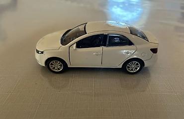 oyuncaq demir masin: Ağ rəngli metal oyuncaq sedan avtomobil modeli - Korpus: döküm metal — 4