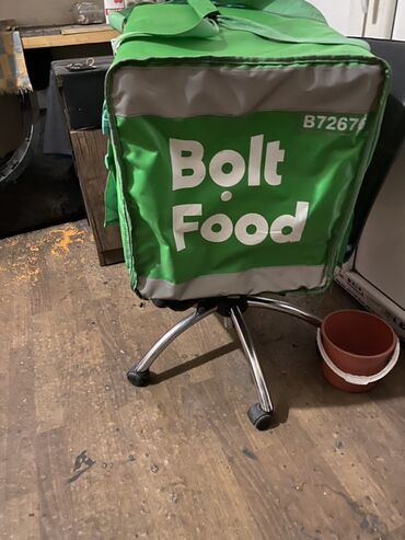 Konteynerlər: Bolt Food termobaqı yeməklərin daşınması üçün nəzərdə tutulub. Yaşıl