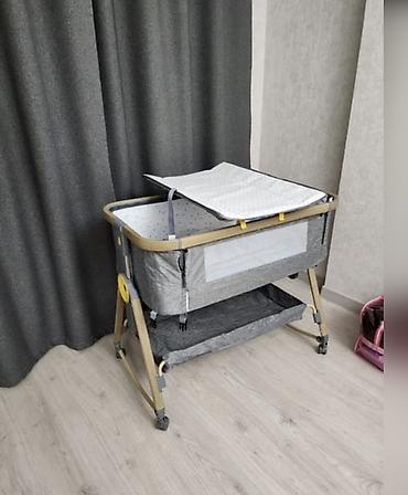 study table: Детская приставная кроватка, Б/у, С колесиками, цвет - Серый — 1