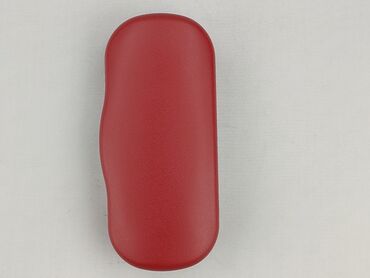 Czerwone etui na okulary marki Fielmann. Etui ma owalny, lekko