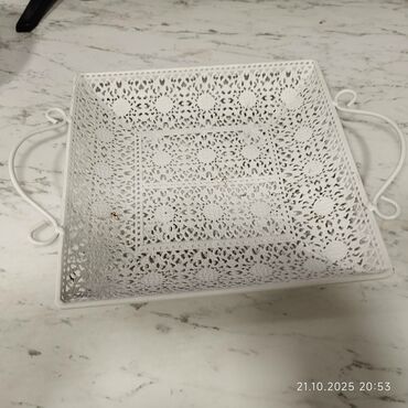 çerez qabı: Ağ metal dekorativ qab/servis səbəti - Material: metal, ağ rəngli toz