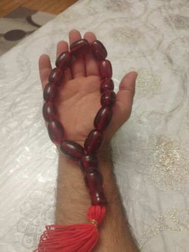 Təsbehlər: Qırmızı rəngli, oval formalı muncuqları olan təsbeh. Təsbeh, bir ip
