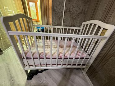 Для девочки и мальчика, Б/у, Четырехугольная, Колыбель, С бортиками, С матрасом, С механизмом качания