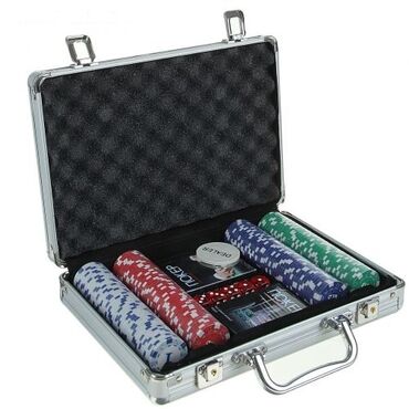 колода карт: Покер в металлическом кейсе (карты 2 колоды, фишки 200 шт, 5 кубиков)