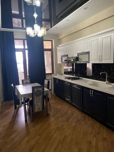 Uzunmüddətli kirayə mənzillər: Mənzil kirayə verilir. Qarayev metrosu. 3 otaq, 143 kv, 17.10 mərtəbə — 2