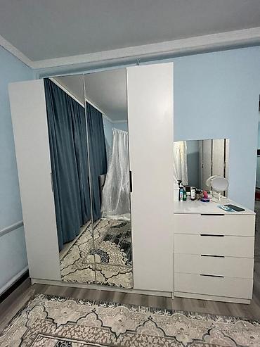 новый спальный: Продаю спальный гарнитур. Состояние отличное. Шкаф, комод с зеркалом — 1