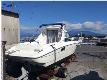 Водный транспорт: Моторная яхта-кабриолет (круизер) с закрытой рубкой и носовой палубой — 3