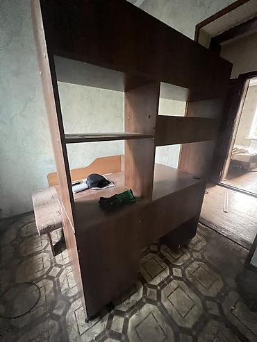красивый письменный стол: Письменный стол с надстройкой и полками. Идеальное состояние На фото — 1