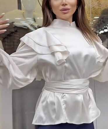 prada eynekleri qiymeti: Zərif atlas effektli iki parçalı dəst: - Üst: İşıltılı ağ satellə