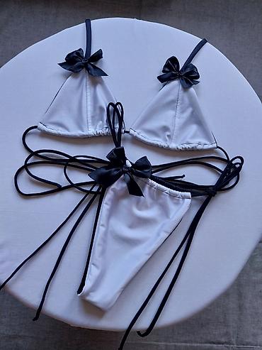 spandex elastin: Beli bikini set sa crnim detaljima – trodelni izgled sa mašnama - — 3