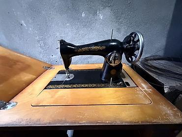 mili saz: Ayaqla idarə olunan retro tikiş maşını – kabinetli model - Ağır döküm — 2