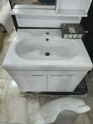 Moydadırlar: Ağ rəngli, keramika materialından hazırlanmış, iki qapılı şkaflı vanna