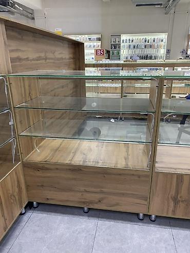 Торговые стеклянные витрины для магазина. Комплект витрин в