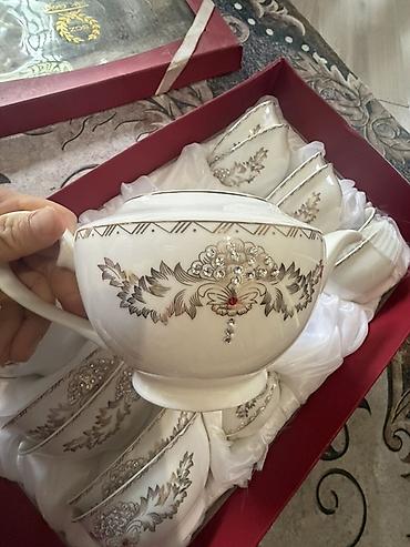 Фарфоровый чайный сервиз в подарочной коробке. Состав: - Чайник с