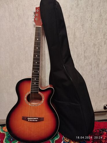 Абсолютная новая гитара с чехлом,покупала в Москве. одна