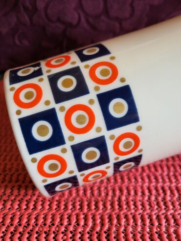 Stare vaze i dekor: Vaza nova porcelanska 70te. Visina. 15cm. Stopa. 7cm — 2