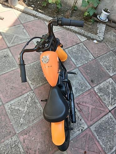 Uşaq dünyası: Maksimum 80 kq goture bilir.Elektrikle isleyir.Polnu zaryatka ile 1 — 3