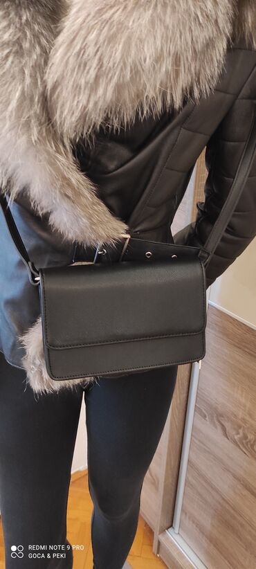 Tašne: PIECES nova crna torbica sa etiketom, dugačak podesivi kaiš. 20cm X